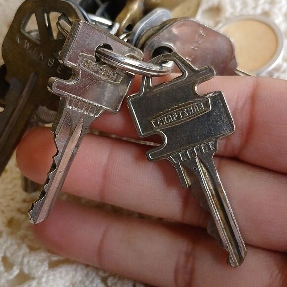 Vintage Brass Heart Shaped 2.5 inch Key‎ Chain with 13 Keys - Picture 10 of 15